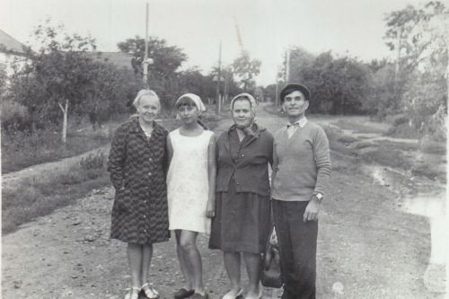Немчинов И.Д. 17 с женой Таисией Ивановной , Таней Гладской и невесткой Татьяной. улица Крымская, 1975 год