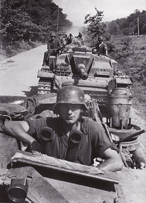 1.Вторжение. Колонна немецких штурмовых орудий StuG III на марше на Кавказ-222