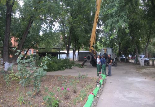 МКУ УКХ и аварийно-спасательный отряд «Кубань-Спас» участвуют в обрезке деревьев д.с. №20, ул. Калинина, 120 (1)