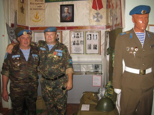 В музейной экспозиции, на фоне армейских песен про крылатую гвардию, звучали воспоминания боевых товарищей.